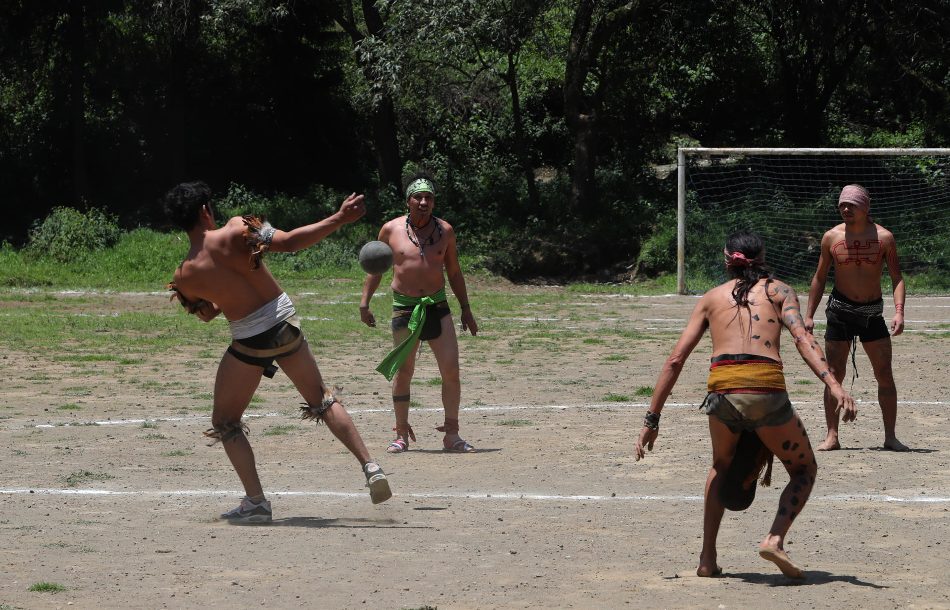 Aficionados juegan el domingo 7 de junio en la cancha situada dentro del cráter de un volcán inactivo en Ciudad de México. EFE/ Mario Guzmán