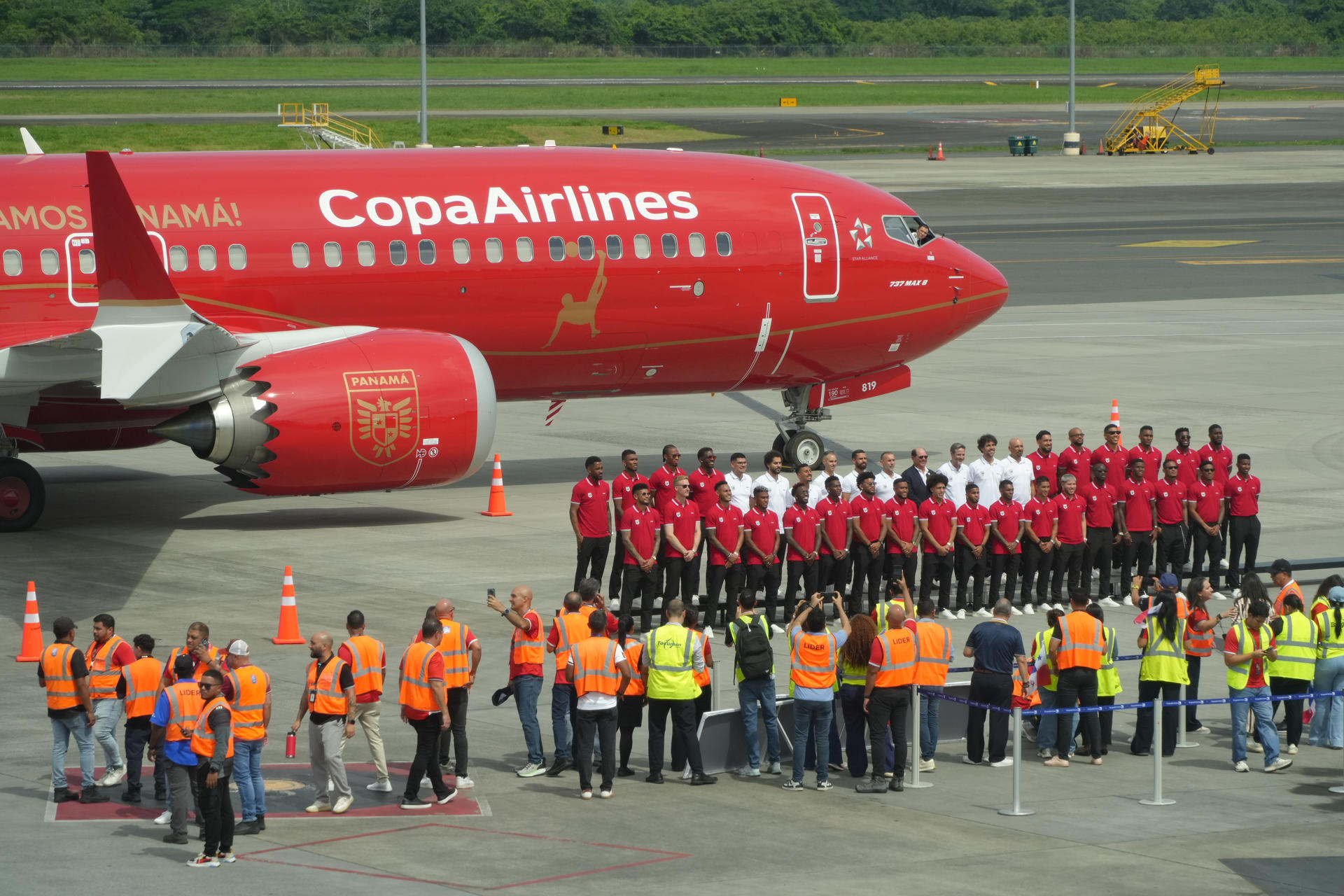 Jugadores de la selección de Panamá posan junto al avión de Copa Airlines durante un evento de despedida en el aeropuerto de Tocumen, en Ciudad de Panamá (Panamá). EFE/Aris Mariota
