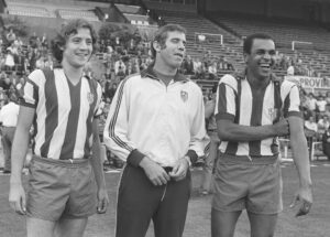 Leivinha y Luiz Pereira, junto a Luis Aragonés, tras su fichaje por el Atlético en 1975. EFE.