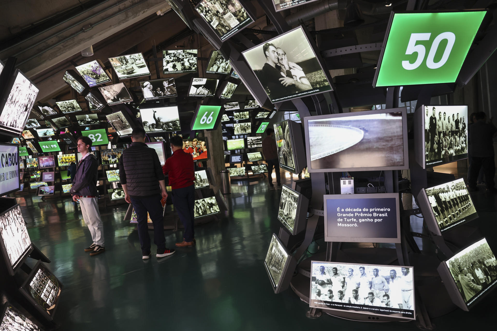 Fotografía que muestra a personas recorriendo el Museo del Fútbol en Sao Paulo (Brasil). EFE/ Sebastiao Moreira
