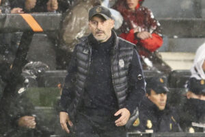 Fotografía de Salvador Sas, en la que puede verse en una imagen de archivo del 11 de diciembre de 2025 al técnico Vincenzo Italiano, entonces al frente del Bolonia, durante un partido. EFE