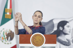 La presidenta de México, Claudia Sheinbaum, habla durante una rueda de prensa este lunes, en el Palacio Nacional de la Ciudad de México (México). EFE/ Sáshenka Gutiérrez