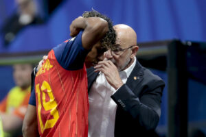 El seleccionador de España, Luis de la Fuente (d), da instrucciones al delantero Lamine Yamal durante el partido del grupo H del Mundial 2026 entre España y Cabo Verde, este lunes en el Estadio Atlanta. EFE/Lavandeira Jr