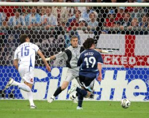 alt HISTORIA DE ORO: argentinos Messi, Riquelme, Tévez y Crespo reviven el gol que abrió una era
