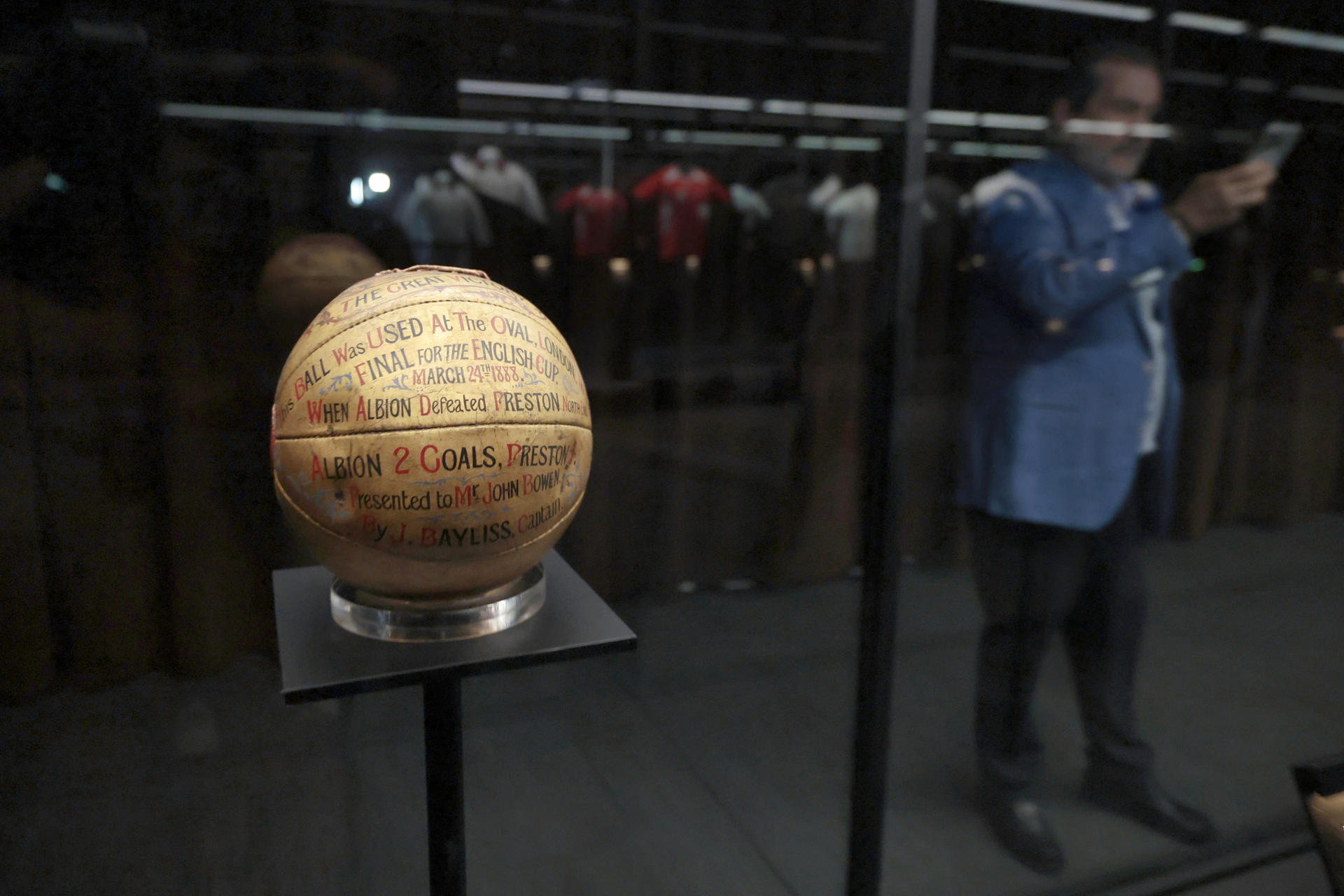 Fotografía de un balón de fútbol exhibido en la exposición 'Objetos de leyenda: momentos icónicos en la historia del fútbol' este mates, en el museo Jumex de la Ciudad de México (México). EFE/José Méndez