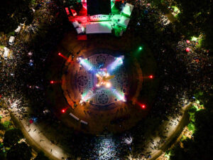 Fotografía aérea de aficionados de México celebrando en el Ángel de la Independencia el triunfo ante Corea del Sur este jueves, en un partido del Mundial de la FIFA 2026 en Ciudad de México (México). EFE/ Tomás Pérez