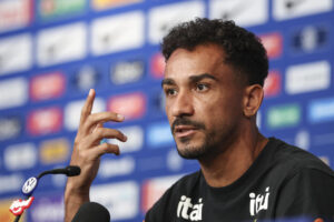 El lateral Danilo afirmó este miércoles que la selección brasileña no tiene hoy la madurez de rivales como Francia o Argentina. EFE/ Sebastiao Moreira