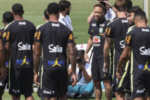 Fotografía del 17 de junio de 2026 en la que se observa a Neymar (c), de Brasil, al hablar con sus compañeros en una practica en el centro de entrenamiento Columbia Park, como parte del Mundial de la FIFA 2026 en Morristown, New Jersey (EE.UU.). EFE/Sebastiao Moreira