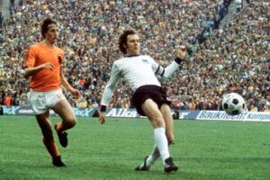 Fotografía de archivo del 7 de julio de 1974 en la que se observa a Franz Beckenbauer (d), de Alemania Federal, y a Johan Cruyff (i), de Países Bajos, disputando el balón durante la final de la Copa Mundial de la FIFA1974 entre Alemania Federal y Países Bajos en Múnich (Alemania). Alemania ganó 2-1. EFE/EPA/ARCHIVO