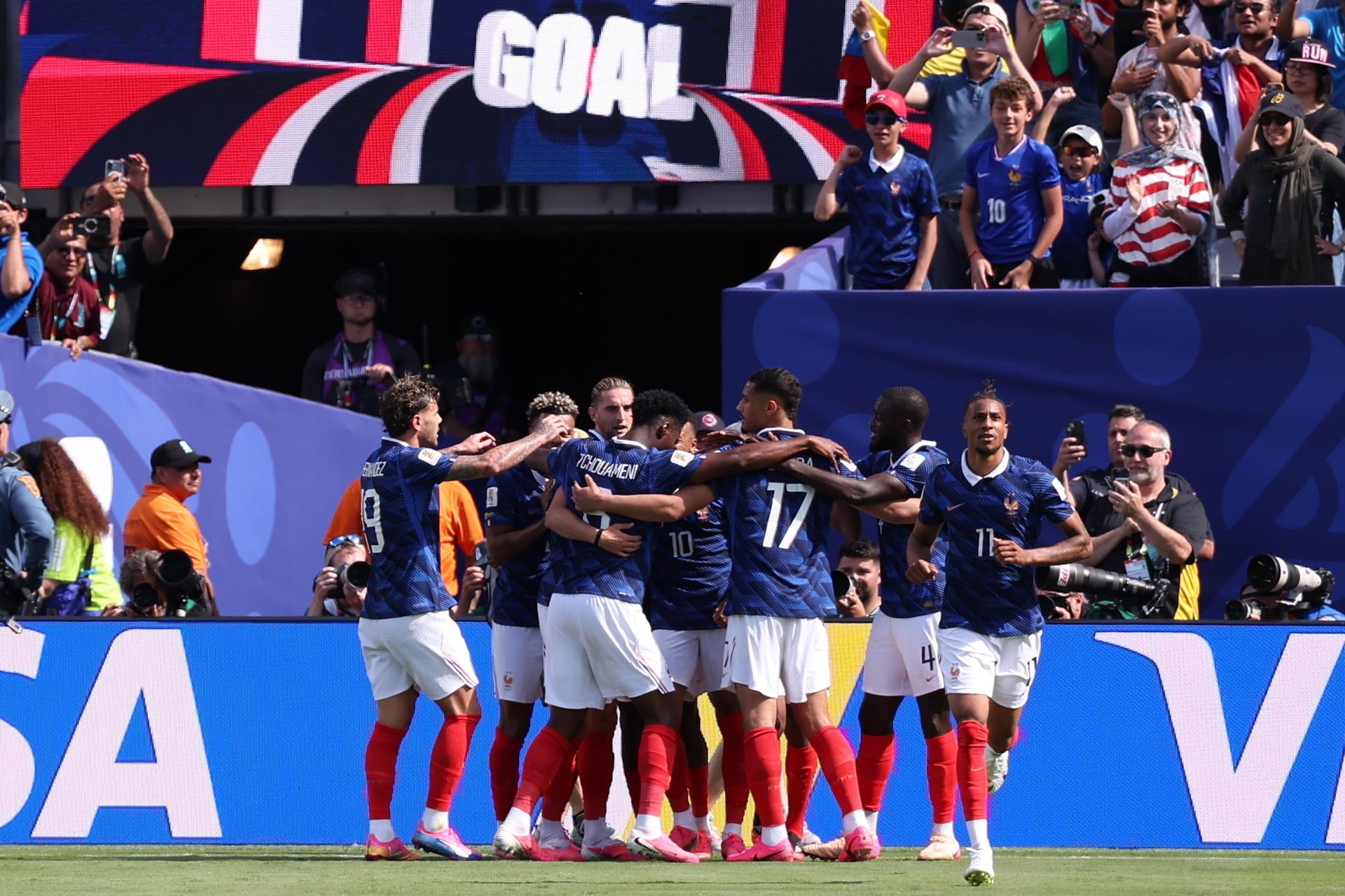 Kylian Mbappe (c) es felicitado tras el gol que puso adelante a Francia en su partido contra Senegal al cierre de la primera jornada del Grupo I del Mundial en el estadio MetLife de Nueva Jersey EFE/EPA/SARAH YENESEL 