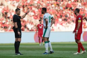 Fotografía de archivo donde aparece el árbitro australiano Shaun Evans durante un partido entre Indonesia e Irak disputado en Yakarta en 2024.
EPA/ADI WEDA
