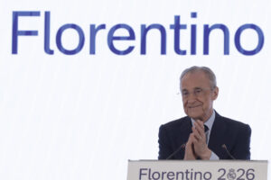 Florentino Pérez tras ser reelegido presidente del Real Madrid, después de superar en las elecciones al otro candidato, Enrique Riquelme. EFE/Juanjo Martín