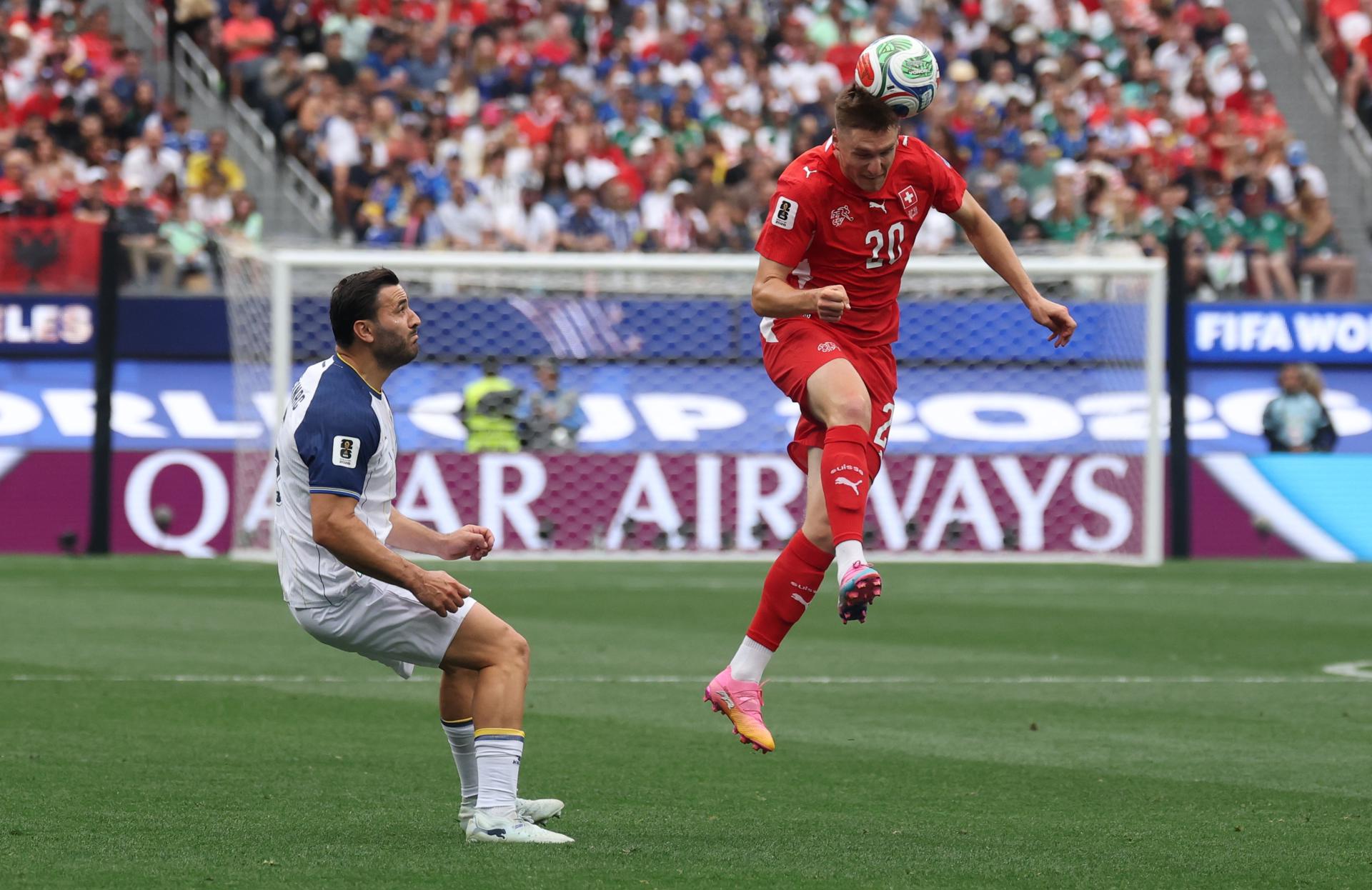 Michel Aebischer, de Suiza (derecha), en acción durante el partido de la fase de grupos de la Copa Mundial de la FIFA 2026. EFE/EPA/CRISTOPHER TORRES