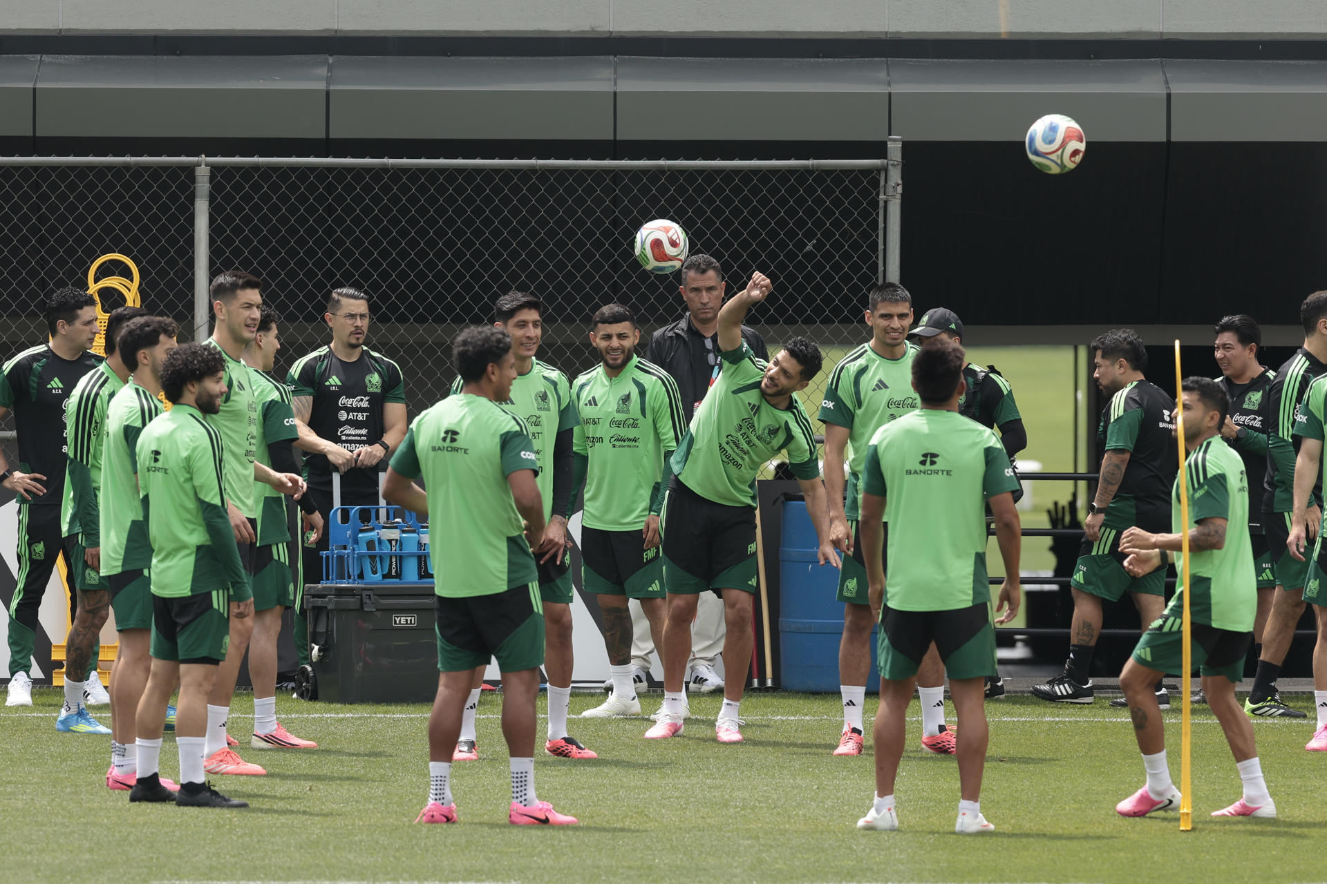 Jugadores de la selección de México participan en un entrenamiento este sábado, en el Centro de Alto Rendimiento de la Federación Mexicana de Fútbol en Ciudad de México. EFE/ José Méndez