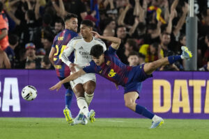 El defensa del FC Barcelona Pau Cubarsí (d) lucha con Jude Bellingham, del Real Madrid, en el Camp Nou, en Barcelona en foto de archivo Enric Fontcuberta. EFE