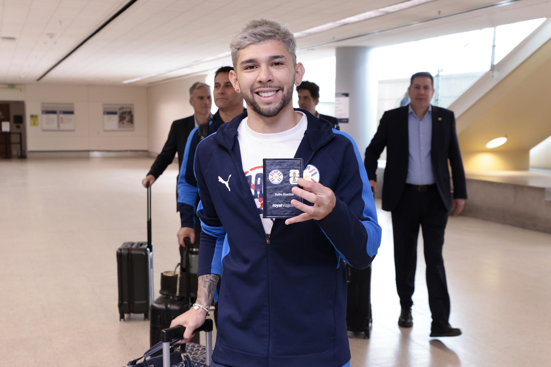 Fotografía cedida por la Asociación Paraguaya de Fútbol (APF) del jugador Julio Enciso mostrando su pasaporte a su llegada este domingo a San José (EE.UU). EFE/ Asociación Paraguaya de Fútbol (APF)