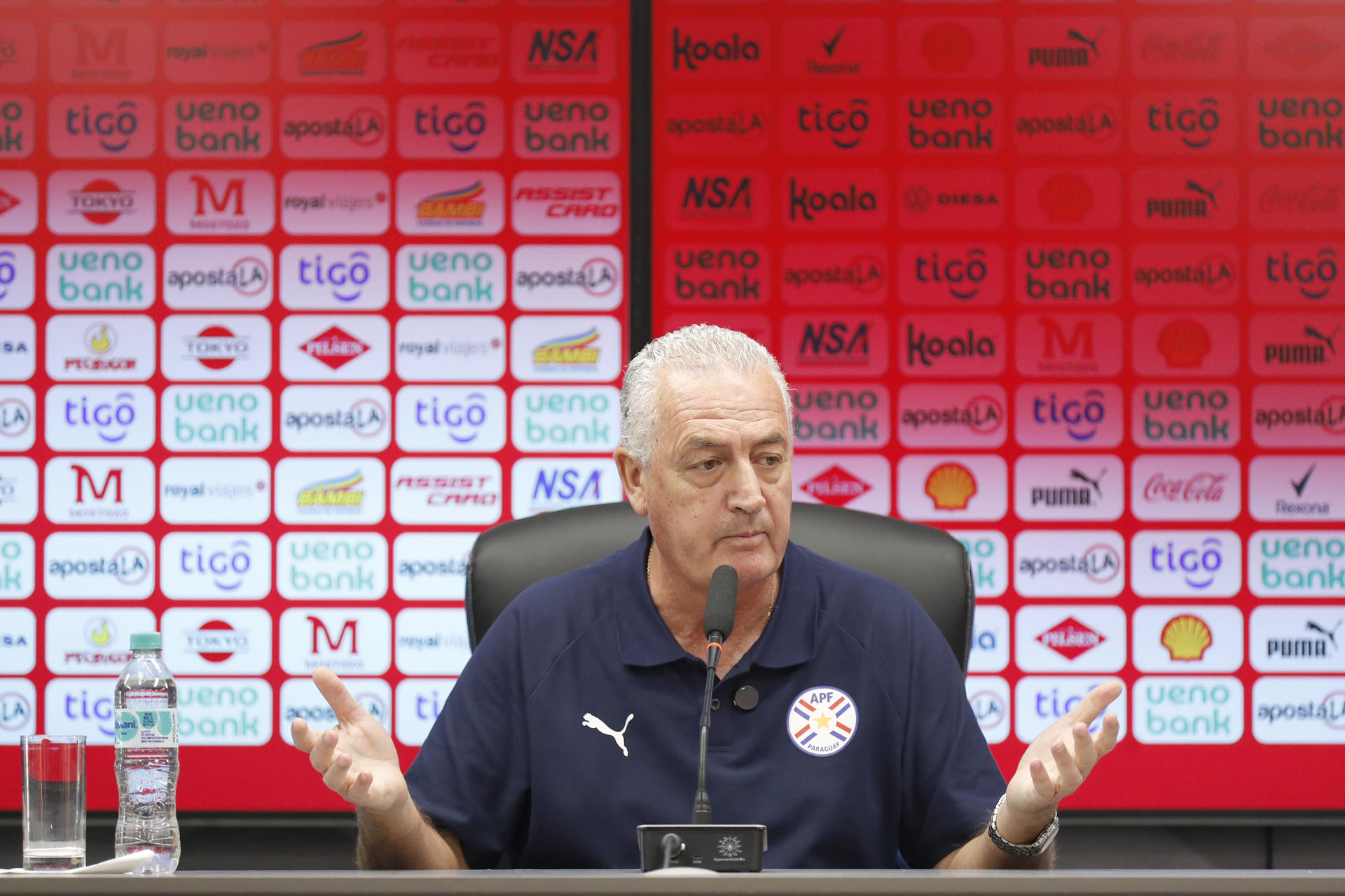 El seleccionador de Paraguay Gustavo Alfaro habla en una rueda de prensa en Ypané (Paraguay). EFE/ Juan Pablo Pino