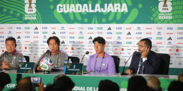 El seleccionador de Corea del Sur, Hong Myung-bo (2-i), habla junto al jugador Son Heung-min (2-d) en una rueda de prensa este miércoles, en Guadalajara, (México). EFE/ Francisco Guasco