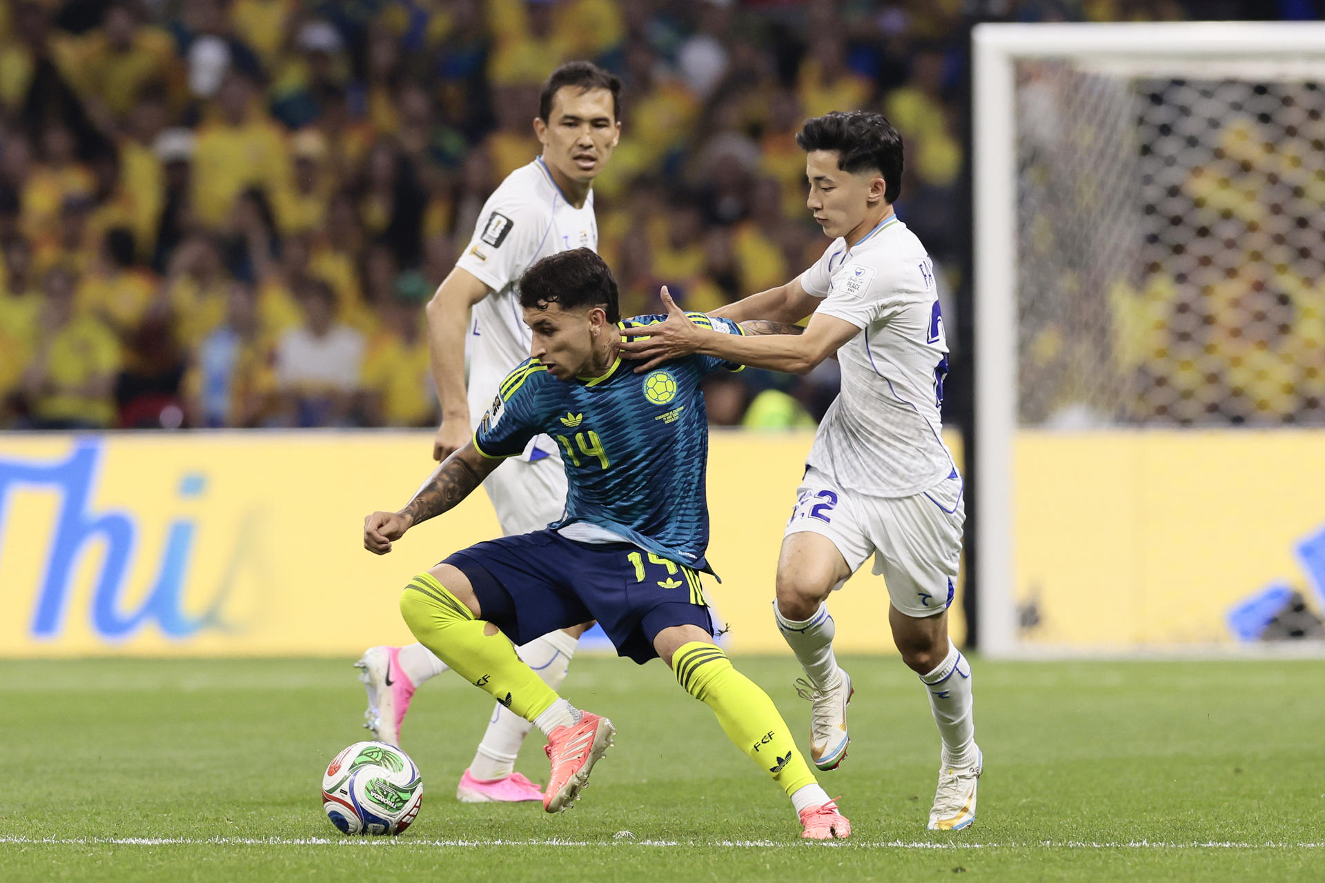 Abbosbek Fayzullaev (d), de Uzbekistán, marca a Gustavo Puerta, de Colombia, en el estadio Azteca en Ciudad de México. EFE/José Méndez