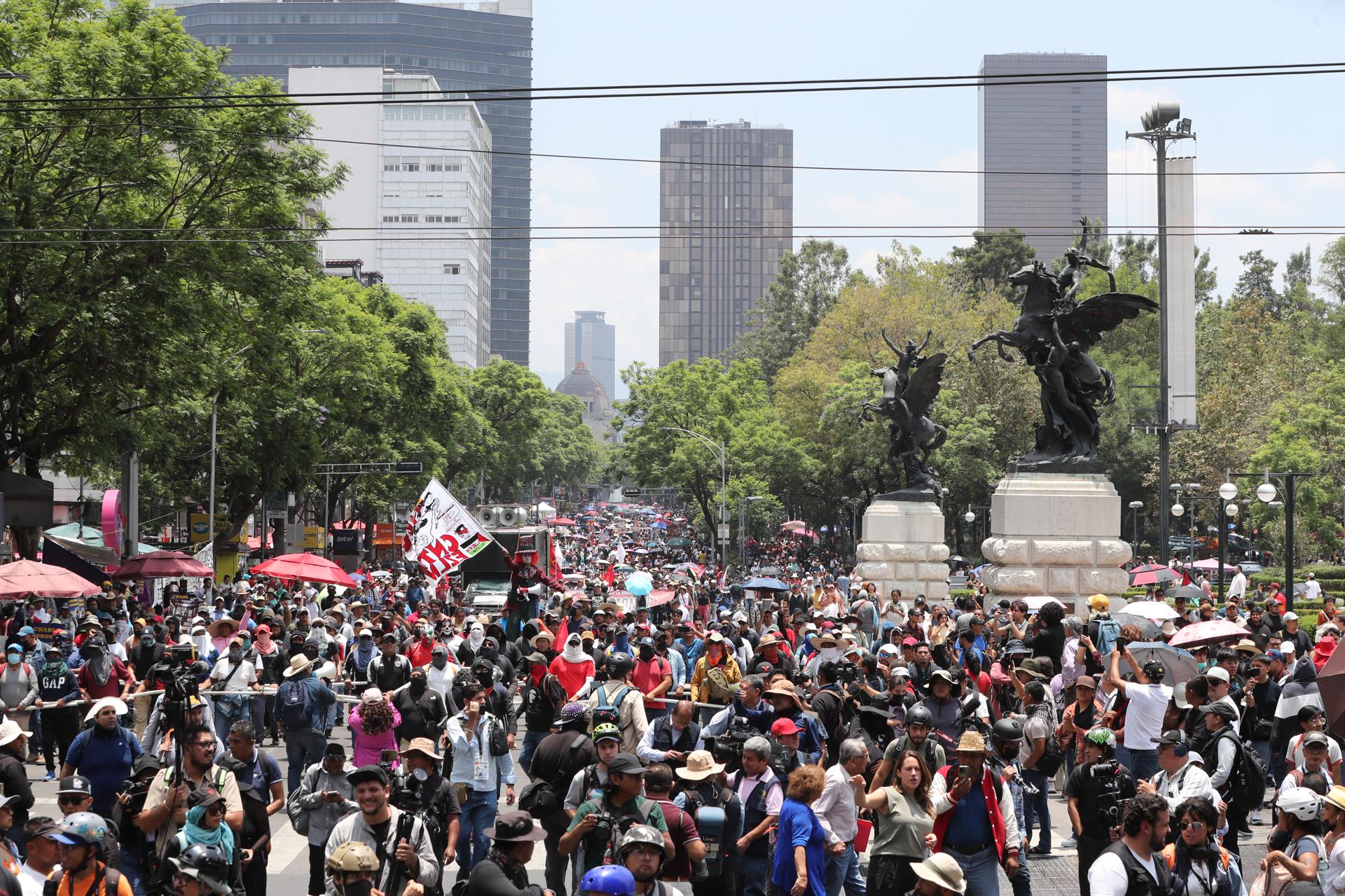 Integrantes de la Coordinadora Nacional de Trabajadores de la Educación (CNTE) participan en una manifestación este lunes, en Ciudad de México (México). EFE/ Mario Guzmán