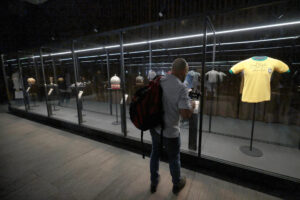 Una persona recorre la exposición 'Objetos de leyenda: momentos icónicos en la historia del fútbol' este mates, en el Museo Jumex de la Ciudad de México (México). EFE/José Méndez