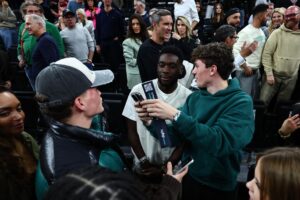 Fotografía de Anna Szilagyi, en la que puede verse en una imagen de archivo del 12 de noviembre de 2025 al canadiense Alphonso Davies, en Alemania. EFE