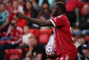 El futbolista francés Ibrahima Konate, en una imagen de archivo del 4 de agosto de 2025 como jugador del Liverpool. EFE/ ADAM VAUGHAN