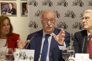 Fotografía de Javier Lizón, en la que puede verse en una imagen de archivo del pasado 5 de mayo al exfutbolista y exentrenador de la selección Vicente del Bosque, durante un evento. EFE