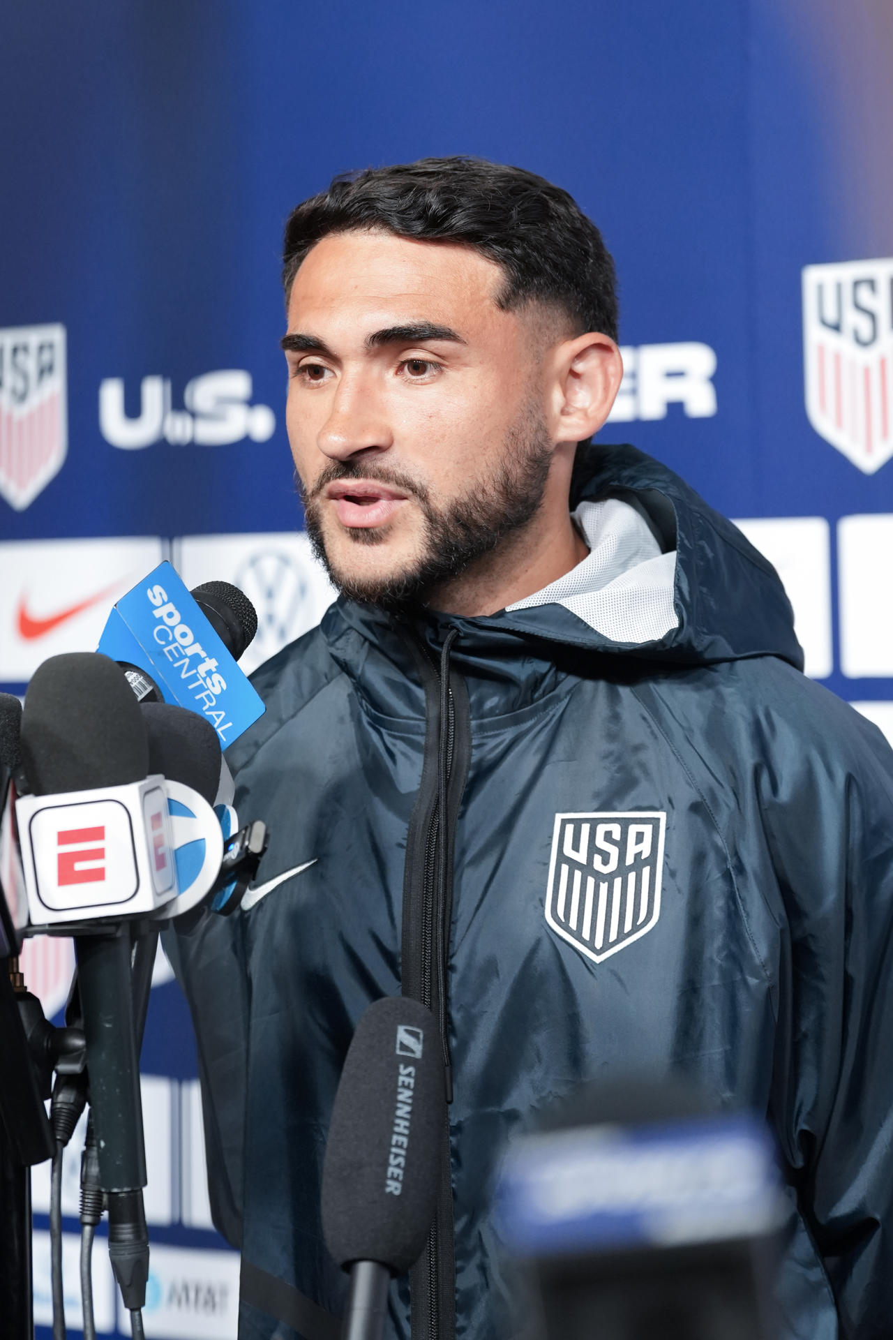 El jugador de Estados Unidos Cristian Roldán habla con periodistas sobre Paraguay, el primer rival que enfrentará el equipo en el Mundial 2026 este viernes en Los Ángeles. EFE/ Omar Alonso