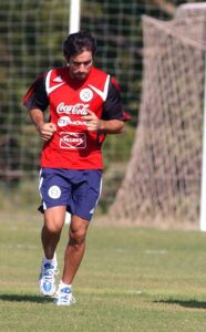 Foto de archivo del delantero Nelson 'Pipino' Cuevas, protagonista en el Mundial de 2002 del triunfo de la selección de Paraguay sobre la de Eslovenia con un doblete que contribuyó a una clasificación complicada, como la que se le plantea 24 años después al equipo de Gustavo Alfaro tras caer goleado en el debuta ante Estados Unidos. EFE/Andrés Cristaldo