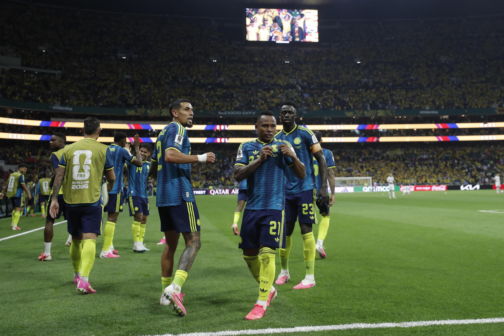 Jáminton Campaz (c), de Colombia, celebra un gol este miércoles en un partido del Grupo K del Mundial 2026 ante Uzbekistán en el estadio Azteca en Ciudad de México. EFE/ Isaac Esquivel