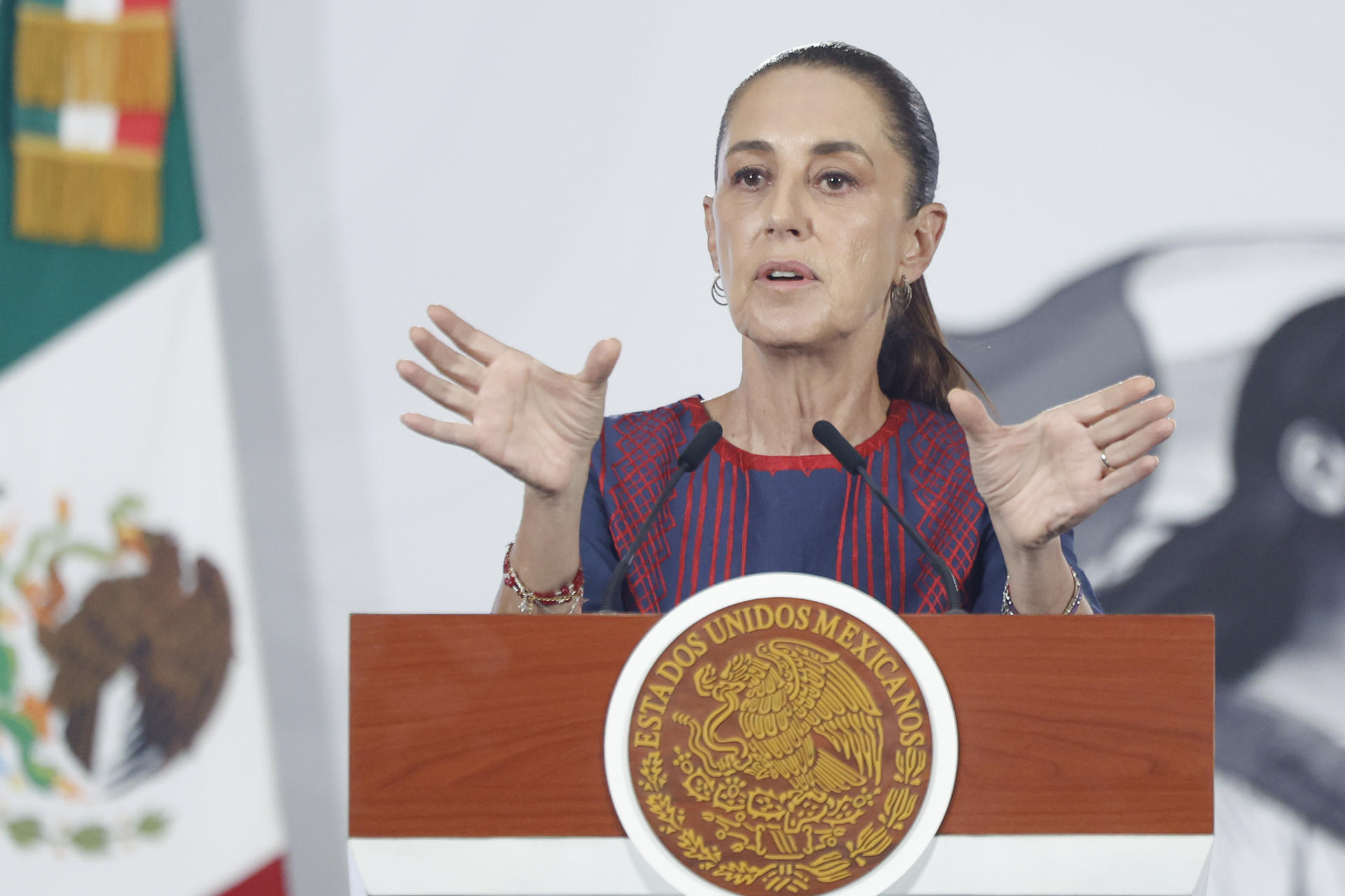 La presidenta de México, Claudia Sheinbaum, habla durante una rueda de prensa este lunes, en el Palacio Nacional de la Ciudad de México (México). EFE/ Sáshenka Gutiérrez