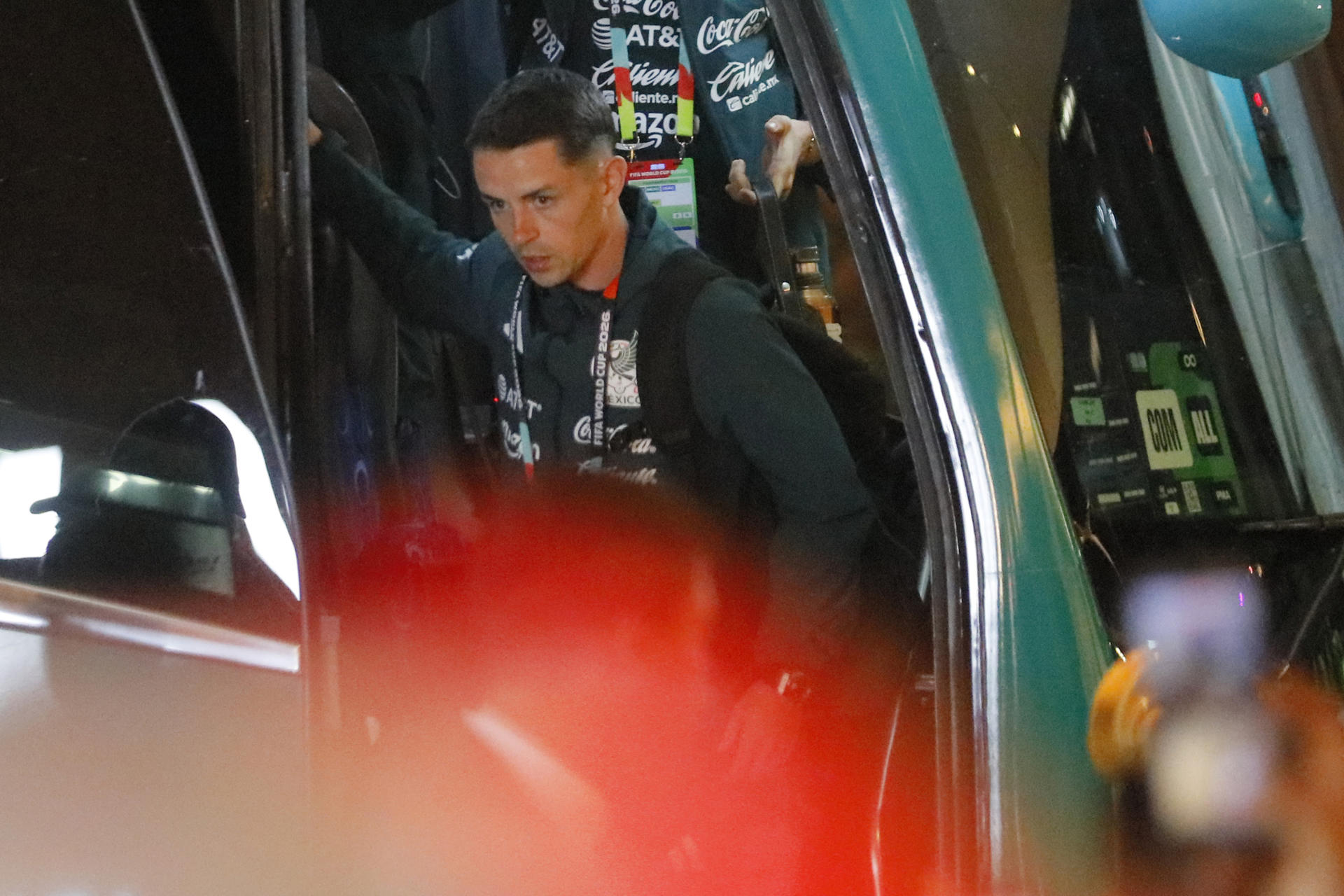 Álvaro Fidalgo de México desciende de un autobús este martes, a su llegada al hotel de concentración en Guadalajara (México). EFE/ Francisco Guasco