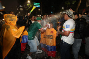 Aficionados de Colombia celebran en el país durante la transmisión del partido de la Copa Mundial de la FIFA 2026 ante Uzbekistán. EFE/ Mario Guzmán