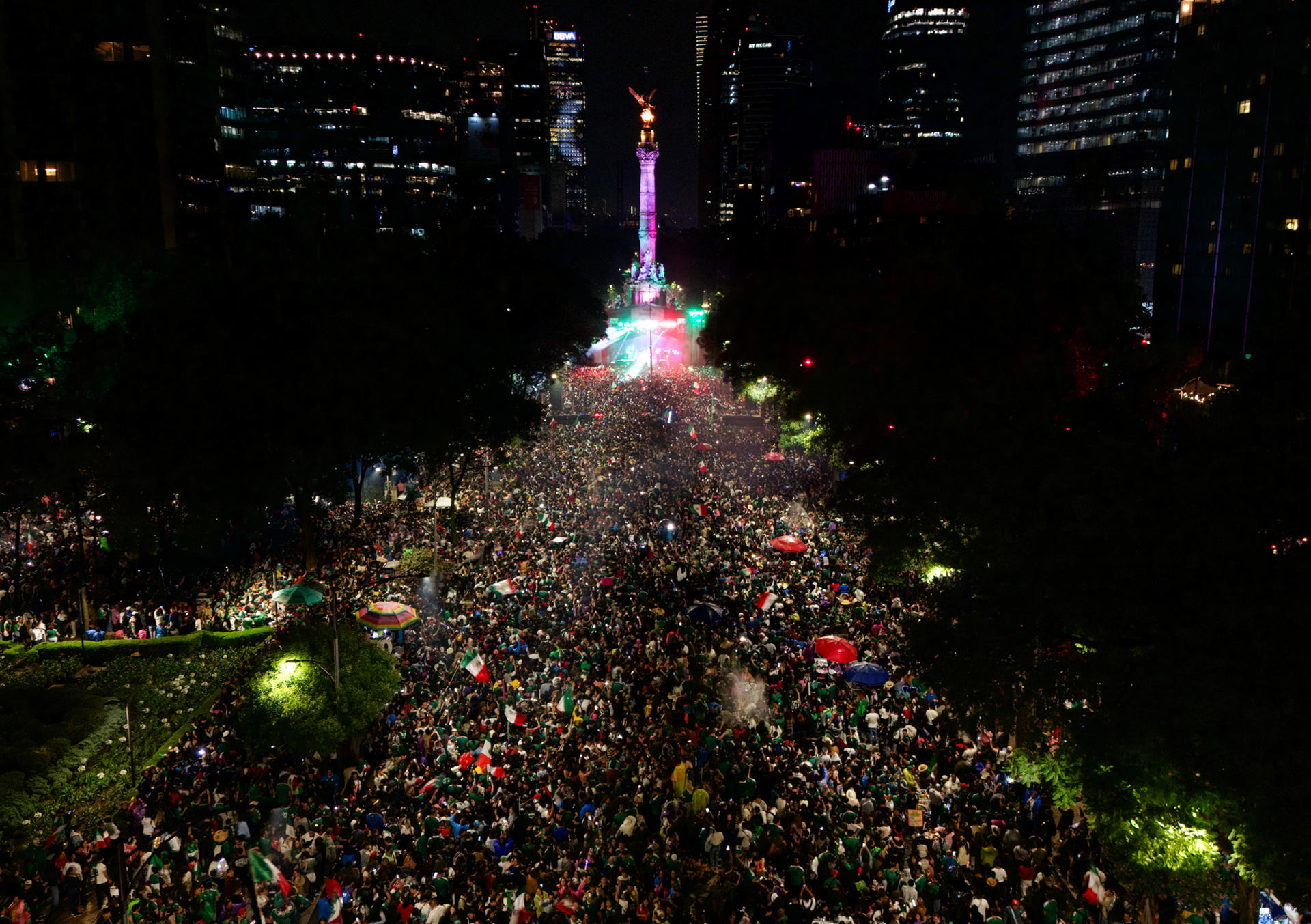 Fotografía aérea de aficionados de México celebrando en el Ángel de la Independencia el triunfo ante Corea del Sur, este jueves en un partido del Mundial de la FIFA 2026 en Ciudad de México (México). EFE/ Tomás Pérez
