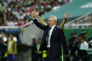 El seleccionador de México Javier Aguirre dirige este jueves, en un partido del grupo A del Mundial de la FIFA 2026 entre México y Corea del Sur, en el estadio Akron en Guadalajara (México). EFE/ Francisco Guasco