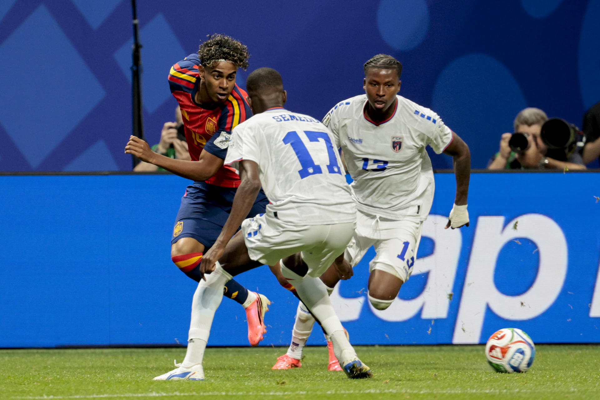 El delantero de España Lamine Yamal (i) ante los jugadores de Cabo Verde Willy Semedo (c) y Sidny Cabral durante el partido del grupo H del Mundial 2026 entre España y Cabo Verde, este lunes en el Estadio Atlanta. EFE/ Lavandeira Jr