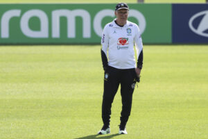 El seleccionador de Brasil, Carlo Ancelotti, dirige un entrenamiento este lunes, en el Columbia Park en Morristown, New Jersey (Estados Unidos). EFE/ Sebastiao Moreira