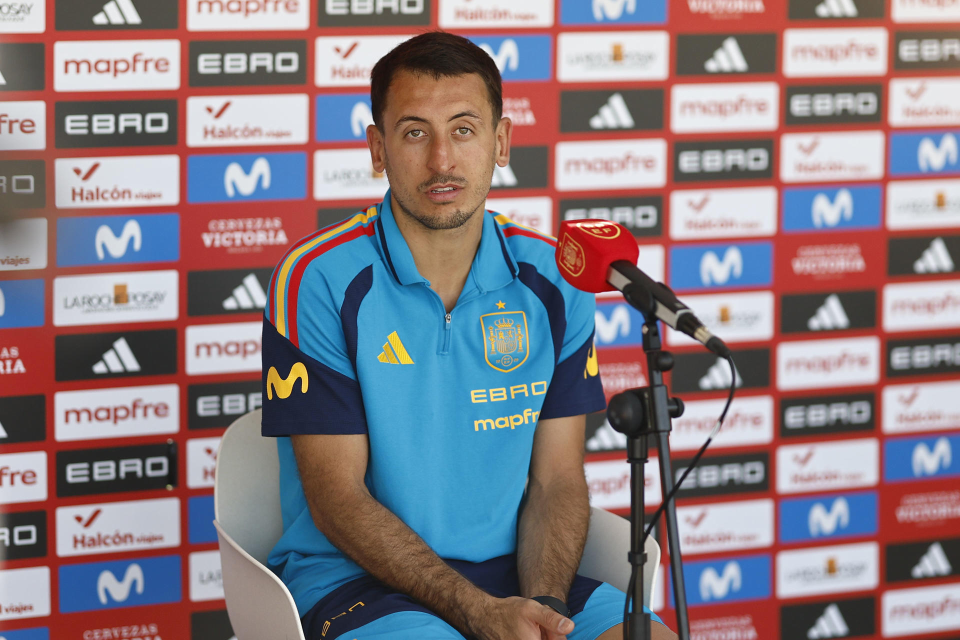 El delantero de la selección española Mikel Oyarzabal atiende a los periodistas durante el día abierto a los medios en la concentración de la selección con motivo de su partipación en el Mundial este lunes en la Ciudad del Fútbol de Las Rozas, Madrid. EFE/ Rodrigo Jimenez