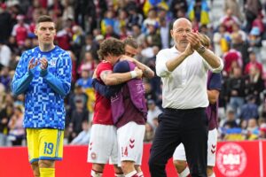 El entrenador danés Brian Riemer tras suspenderse el amistoso que jugaron Dinamarca y Ucrania en Odense, Dinamarca. EFE/EPA/Bo Amstrup DENMARK OUT
