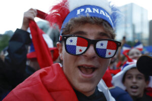 Un aficionado panameño celebra durante el banderazo este martes, antes del debut ante Ghana en un partido del grupo L del Mundial 2026, en Nathan Phillips Square en Toronto (Canadá). EFE/Bienvenido Velasco