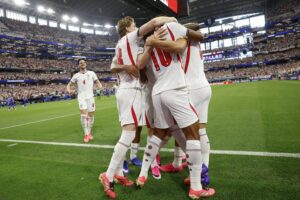 Jugadores de Inglaterra celebran un gol de penalti en un partido del grupo L del Mundial de la FIFA 2026. EFE/ Mariscal