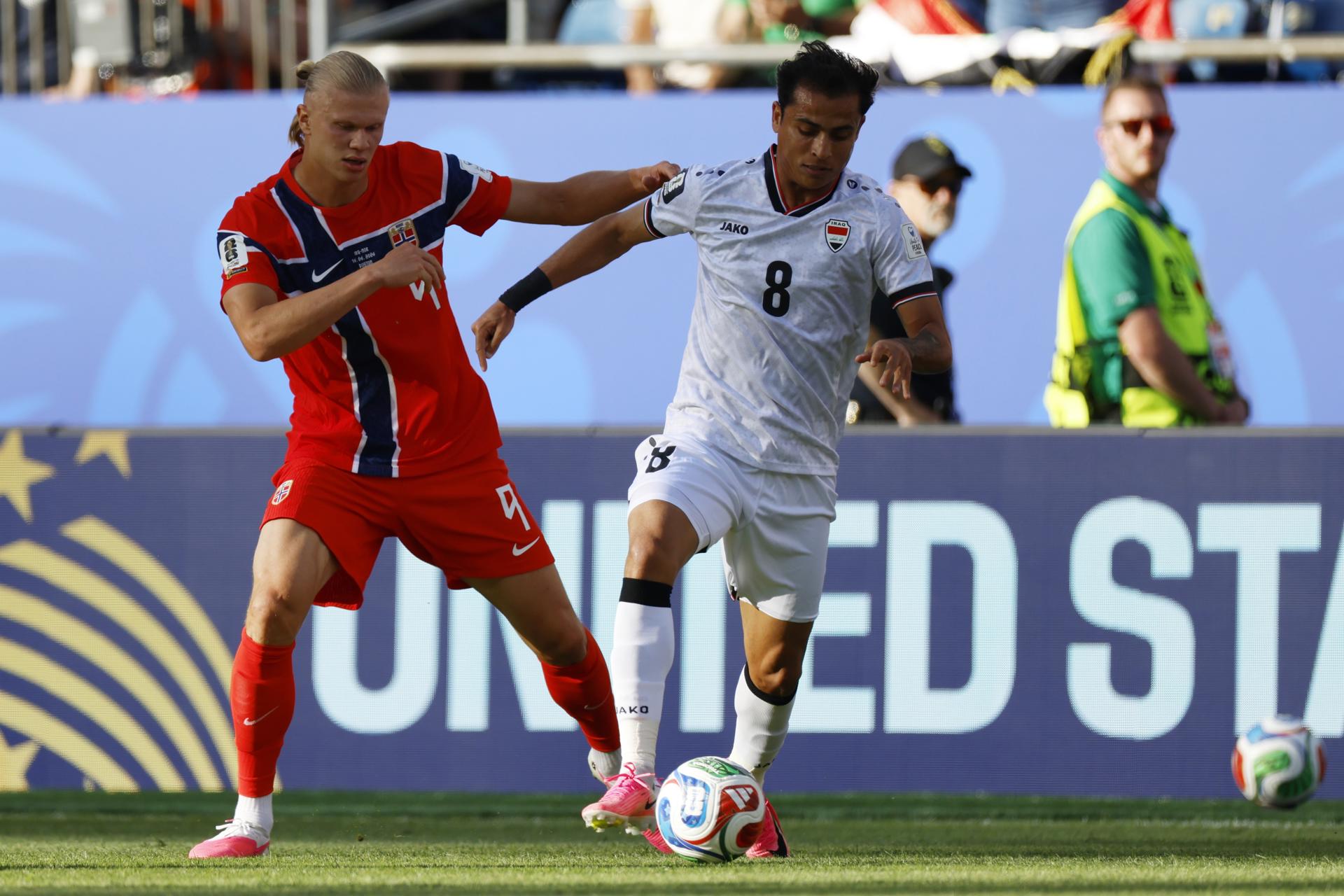 Erling Haaland (i), de Noruega, disputa el balón con Ibrahim Bayesh, de Irak, en partido del Mundial 2026 en Boston. EFE/EPA/GREG M. COOPER