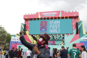 Una persona se toma una fotografía este martes, en el FanFest de Guadalajara (México). EFE/ Francisco Guasco