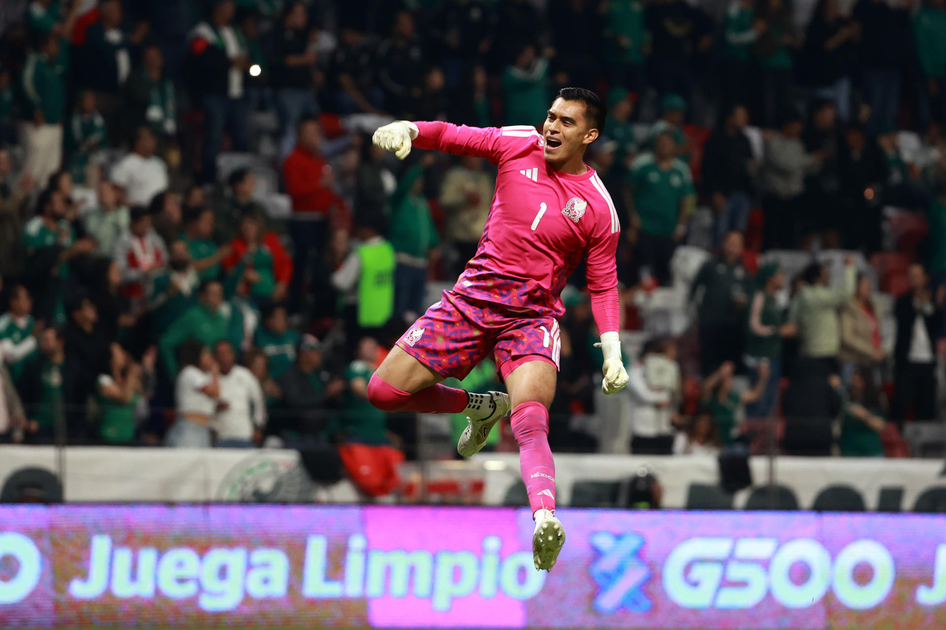 Raul Rangel de México celebra un gol este jueves, durante un partido amistoso entre México y Serbia previo a la Copa Mundial de Fútbol 2026, en el estadio Nemesio Diez en Toluca (México). EFE/ Alex Cruz