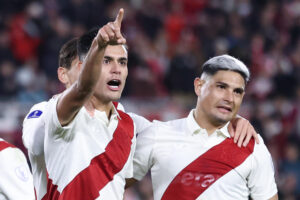 Los futbolistas del River Plate argentino Fausto Vera (i) y Maximiliano Salas en una imagen de archivo en la que celebran un gol en un partido de la fase de grupos de la Copa Sudamericana entre River Plate y Blooming en el estadio Monumental, en Buenos Aires (Argentina). EFE/ Juan Ignacio Roncoroni