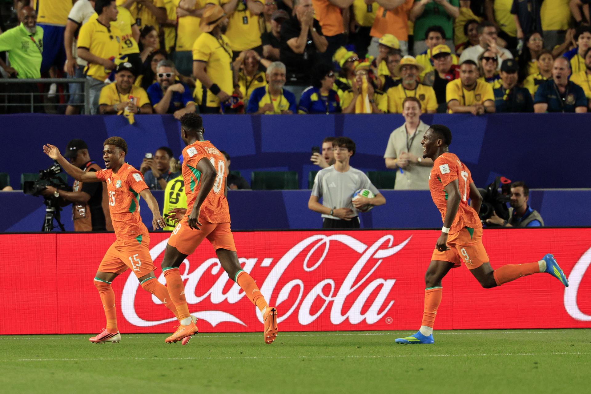 Amad Diallo, de Costa de Marfil (i), celebra el gol que le dio el triunfo a su equipo ante Ecuador en el Mundial 2026 en Filadelfia. EFE/EPA/SHAWN THEW 