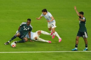 Mohamed Kanno (i) de Arabia Saudita disputa el balón con Nicolás De La Cruz (2-i) de Uruguay en el partido del grupo H de la Mundial FIFA 2026 entre Arabia Saudita y Uruguay en el estadio Hard Rock en Miami (EE.UU.). EFE/ Alberto Boal