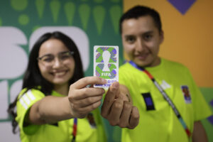 Los voluntarios de la Copa Mundial de la FIFA 2026, Abigail Rodríguez (i) y Jefferson Corona (d), posan durante una entrevista con EFE este martes en Ciudad de México (México). EFE/José Méndez
