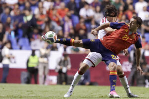 El futbolista español Mikel Oyarzabal golpea el balón en el partido amistoso del Mundial de Fútbol 2026 entre España y Perú en el estadio Cuauhtémoc en Puebla (México). EFE/ Alex Cruz